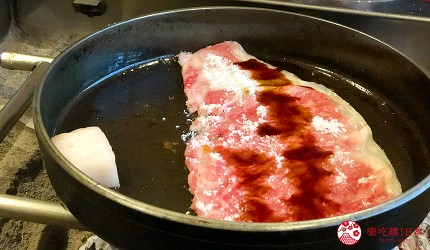日本三重頂級松阪和牛燒肉、壽喜燒推薦「肉料理まつむら」松阪牛壽喜燒撒糖粉與醬汁
